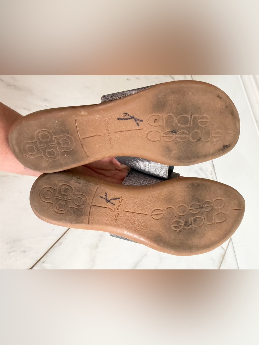 Andre Assous Women’s Size 7 metallic pewter and tan leather flip flop sandals - Picture 5 of 6